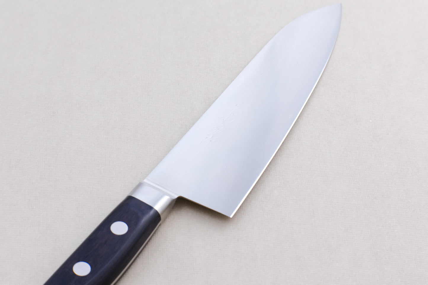 Yamawaki 8A Edelstahl-Santoku 180 mit Pakka-Griff