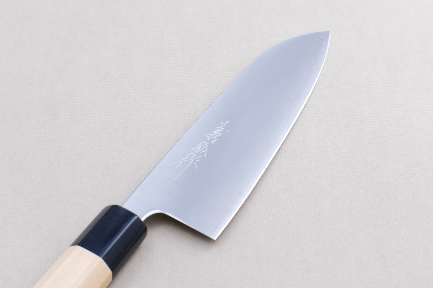 Yamawaki Edelstahl-Aogami Super Santoku 165 mit achteckigem Ho-Holz und Büffelhorngriff