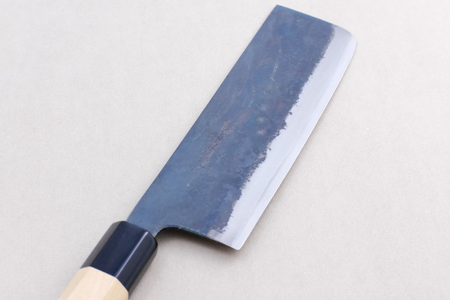 Yamawaki blau 2 Kurouchi Nakiri 170 mit einem achteckigen Ho-Holz und Büffelhorngriff