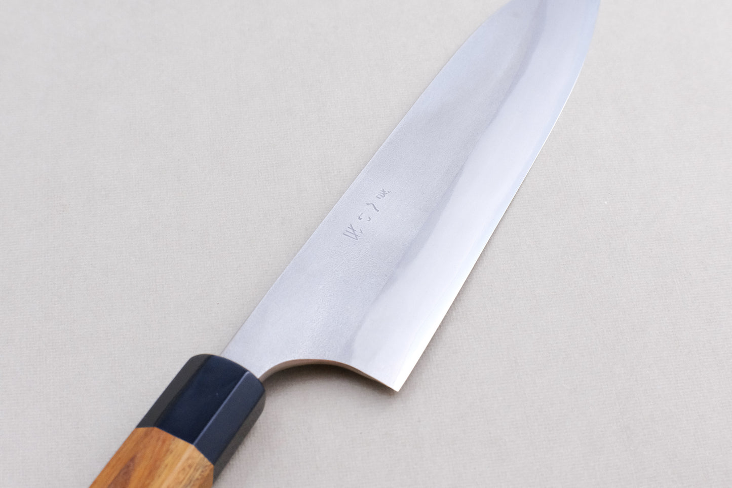 Gihei Edelstahl verkleidet Aogami 2 Nashiji Gyuto mit einem Palo Santo Griff und Büffelhornhalsband 210 mm