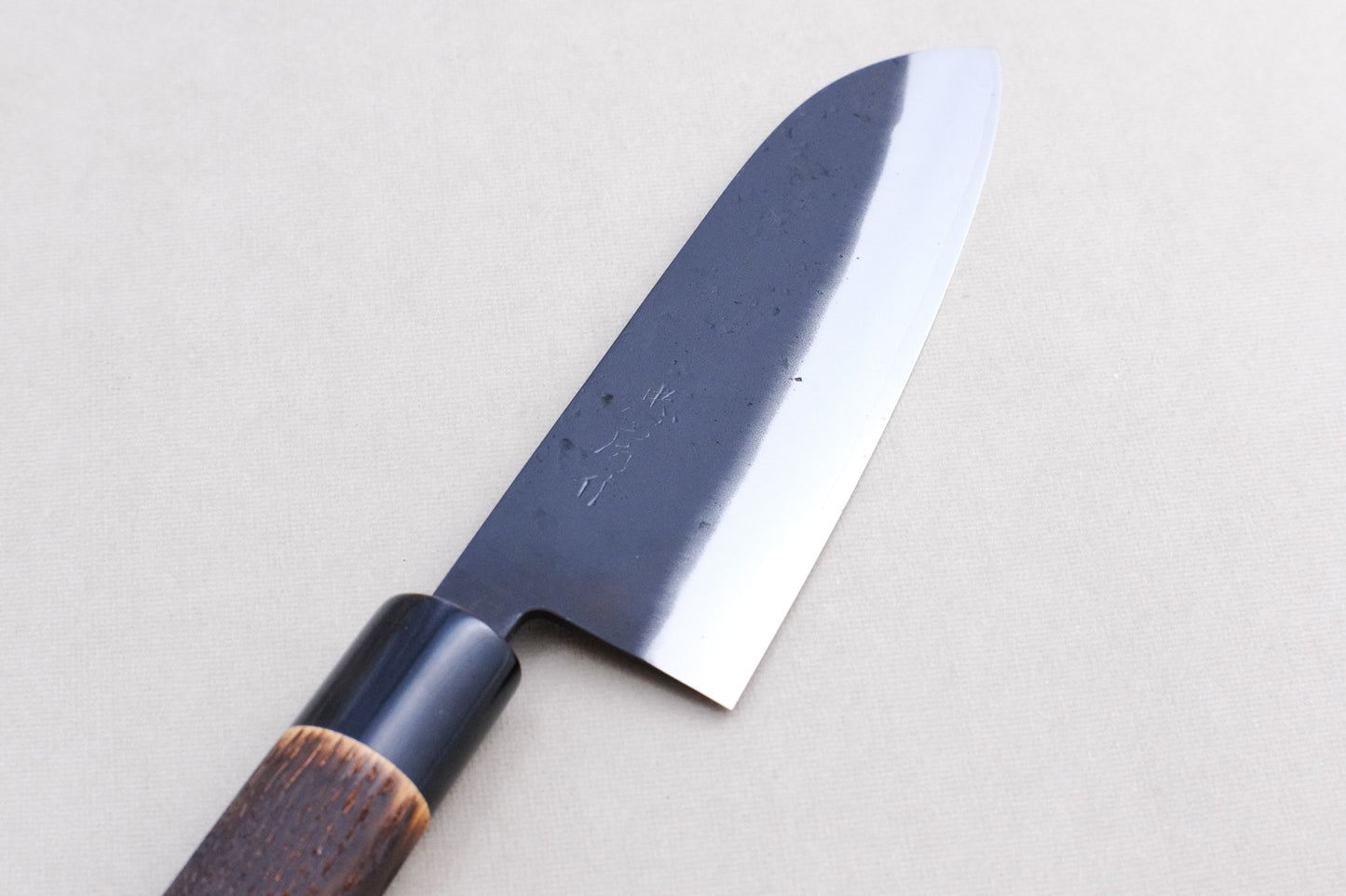 Tadafusa schwarzes Nashiji SLD Santoku mit ovalem Griff aus gebrannter Kastanie und Büffelhornzwinge 165 mm