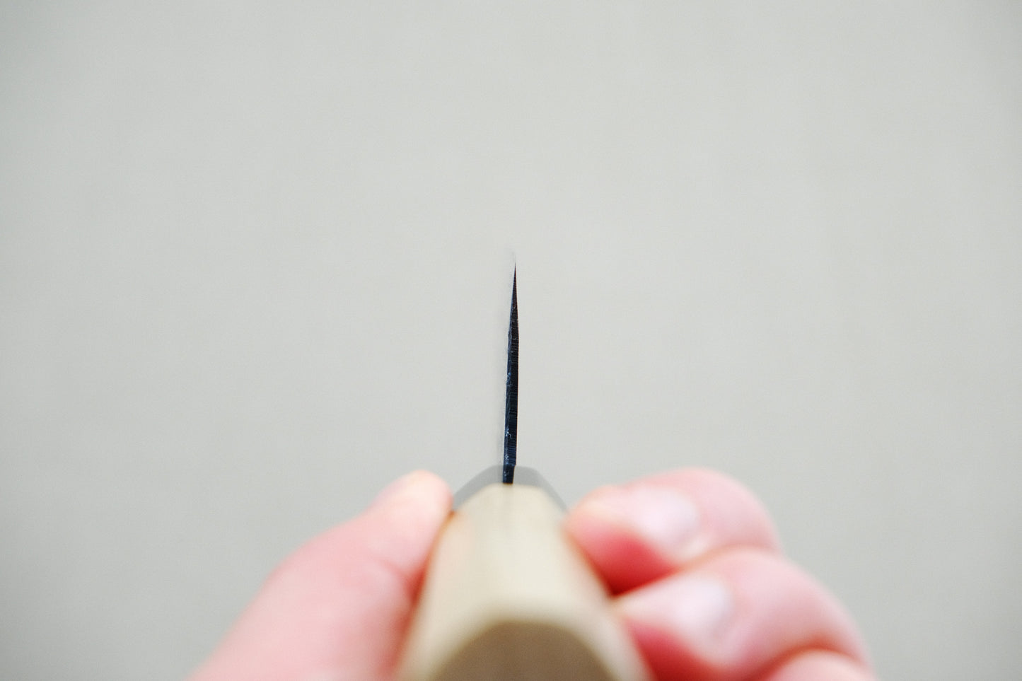 Yamawaki blau 2 Kurouchi Nakiri 170 mit einem achteckigen Ho-Holz und Büffelhorngriff