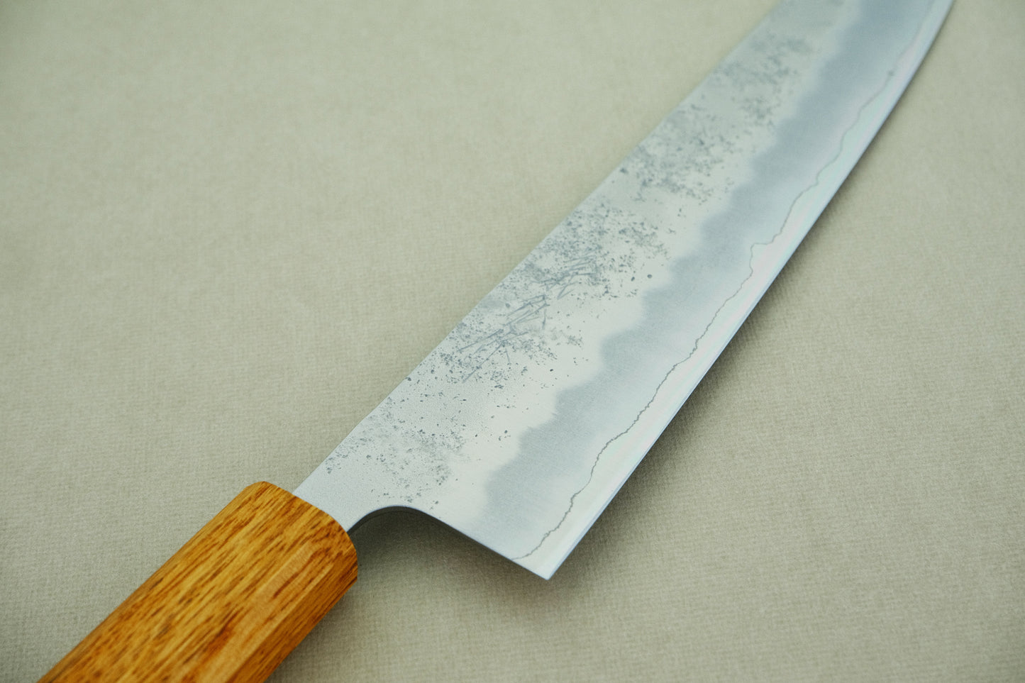Yamawaki Ginsan Nashiji Gyuto 240 mit einem gebrannten, lackierten achteckigen Eichengriff