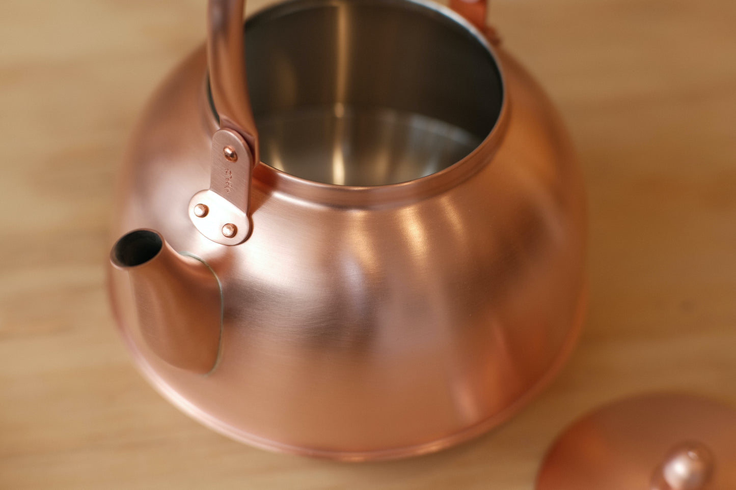 Azmaya copper kettle of 2.1 liters made by Shinkō Kinzoku in Niigata