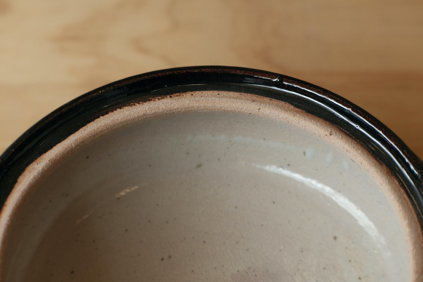 Azmaya Igayaki 24 cm donabe kleipot met een zwarte glazuur gemaakt in de Kōbō oven in Mie