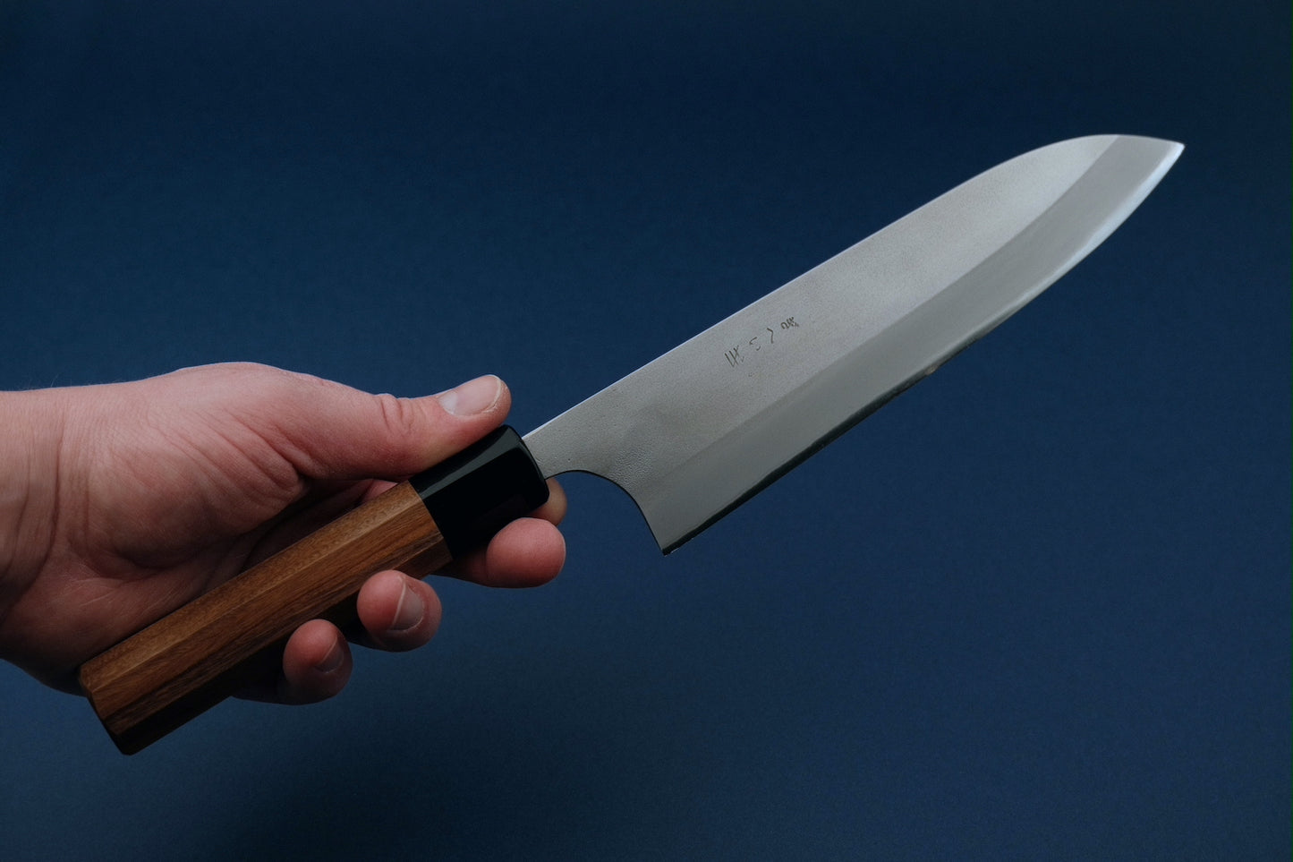 Gihei Edelstahl verkleidet Aogami 2 Nashiji Gyuto mit einem Palo Santo Griff und Büffelhornhalsband 210 mm