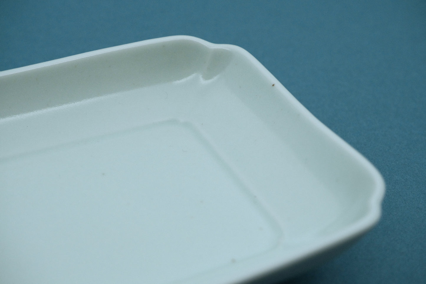 Rechteckige Platte aus Azmaya Hasami-Ware, hergestellt im Shiratake-Ofen in Nagasaki