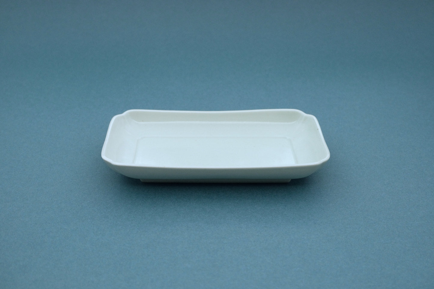Rechteckige Platte aus Azmaya Hasami-Ware, hergestellt im Shiratake-Ofen in Nagasaki