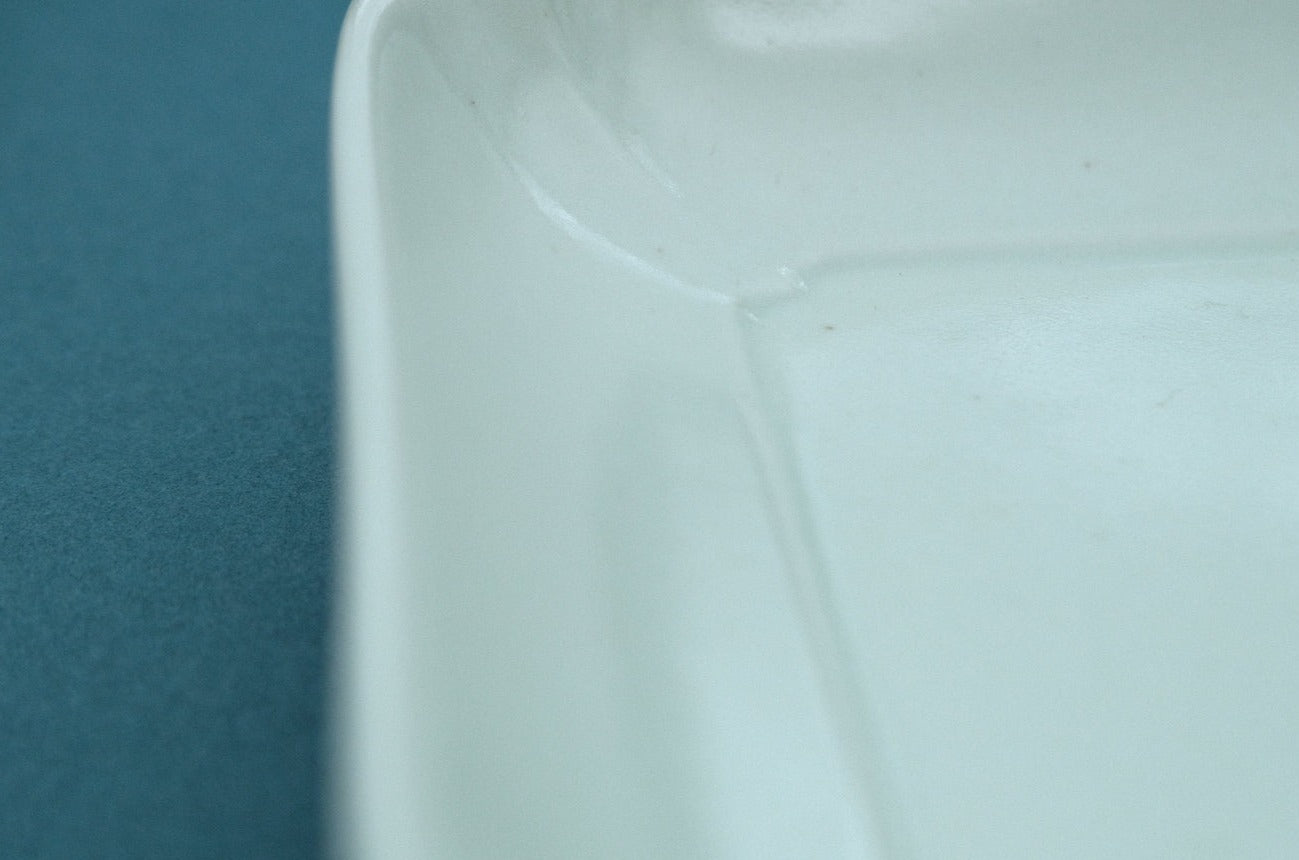 Quadratische Platte aus Azmaya Hasami-Ware, hergestellt im Shiratake-Ofen in Nagasaki