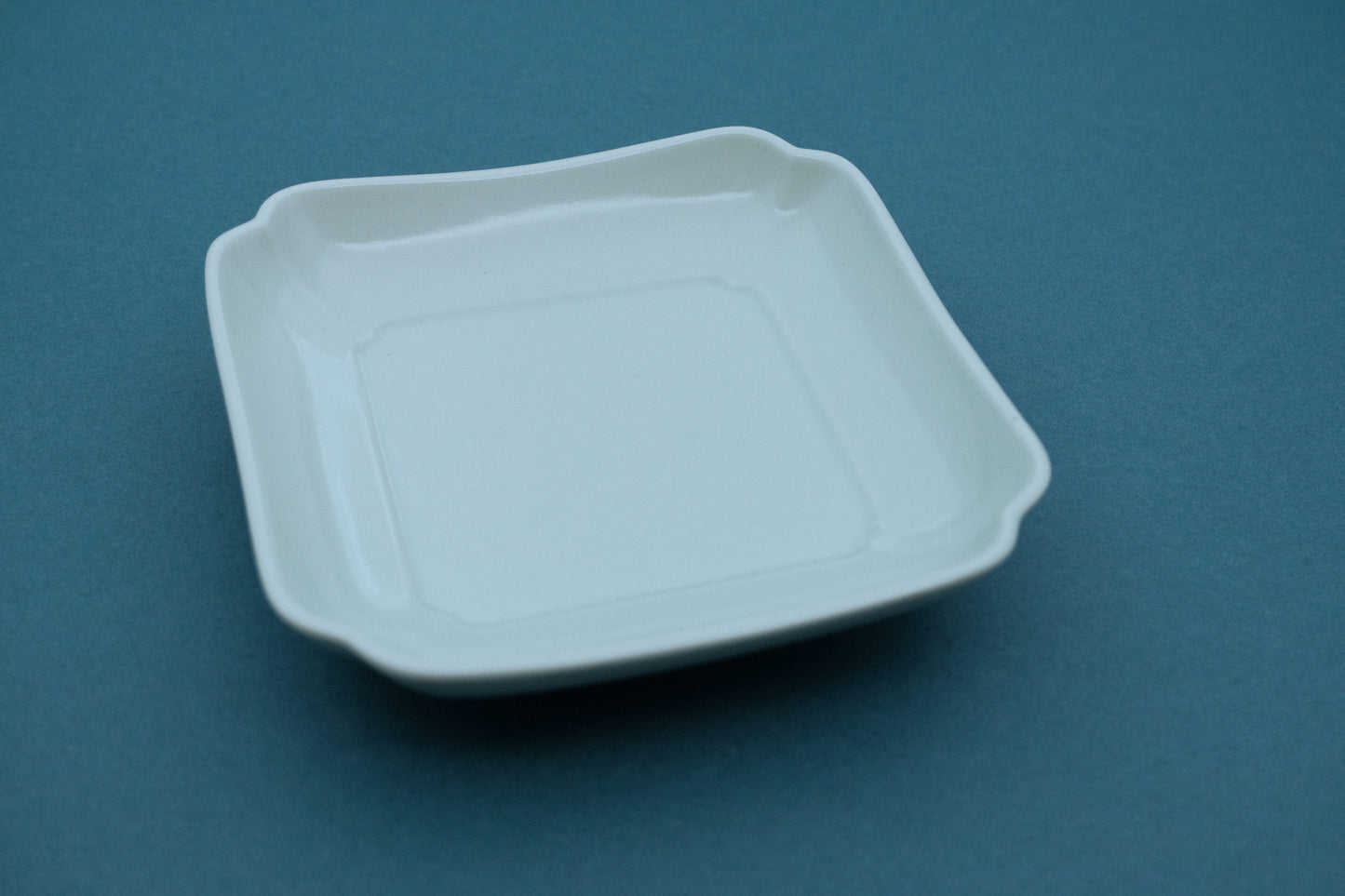 Quadratische Platte aus Azmaya Hasami-Ware, hergestellt im Shiratake-Ofen in Nagasaki