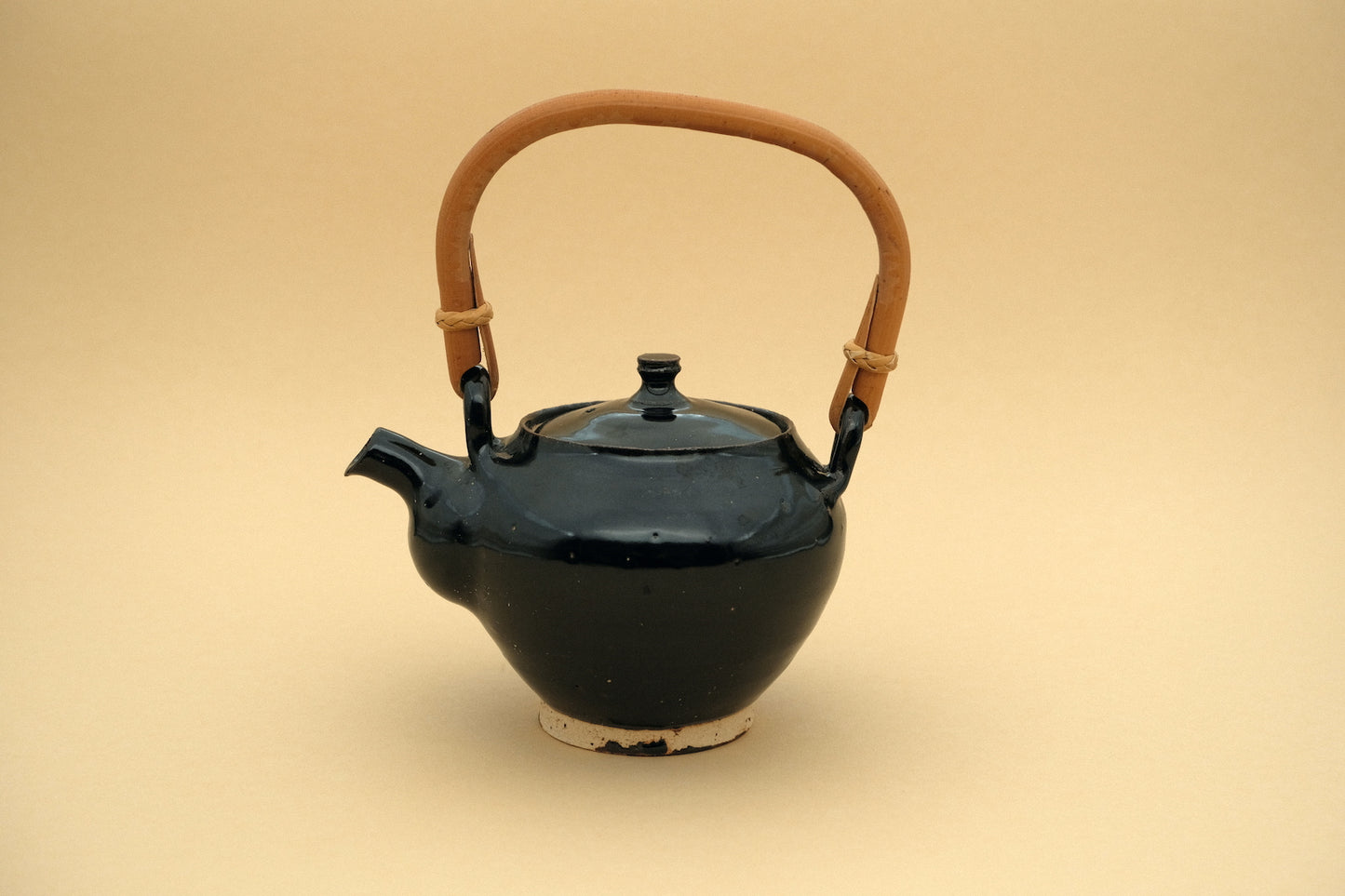 Azmaya Igayaki dobin theepot van 530 ml met een zwarte glazuur en een bamboe handvat gemaakt in de Kōbō oven in Mie