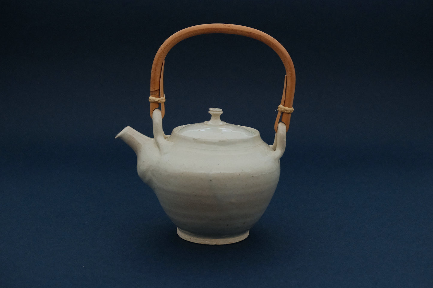 Azmaya Igayaki dobin theepot van 530 ml met een witte glazuur en een bamboe handvat gemaakt in de Kōbō oven in Mie