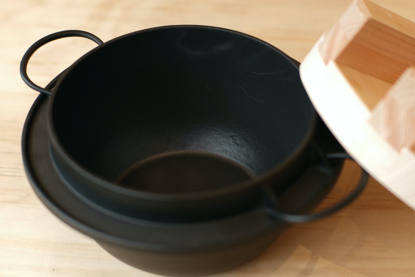 Kama rijstkoker van gietijzer met houten deksel