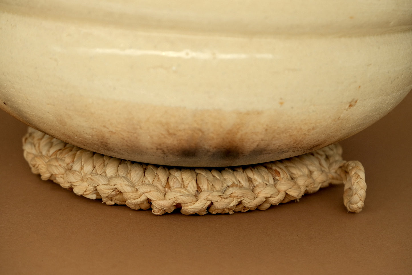 Nabeshiki pot stand made of sorghum bicolor