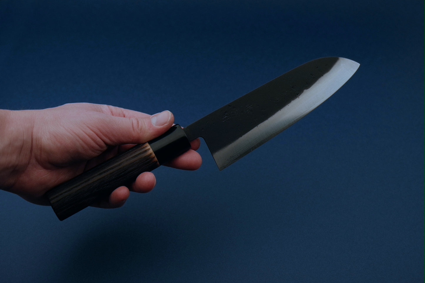 Tadafusa schwarzes Nashiji SLD Santoku mit ovalem Griff aus gebrannter Kastanie und Büffelhornzwinge 165 mm