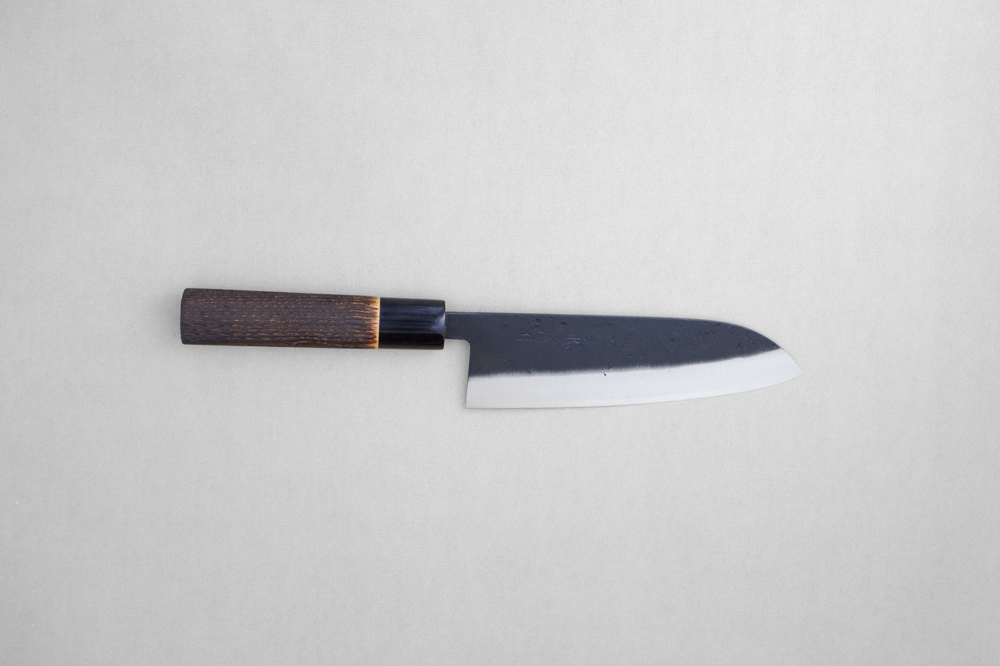 Tadafusa schwarzes Nashiji SLD Santoku mit ovalem Griff aus gebrannter Kastanie und Büffelhornzwinge 165 mm