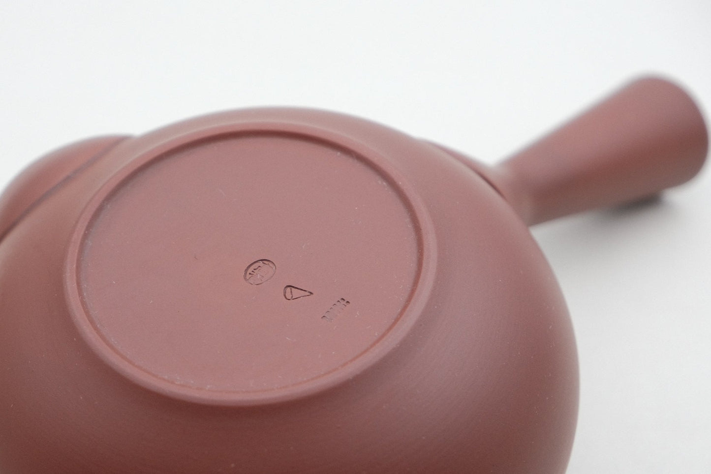 Azmaya flat red Tokoname ware yokote kyusu teapot of 300 ml made by Takasuke Toen in Aichi