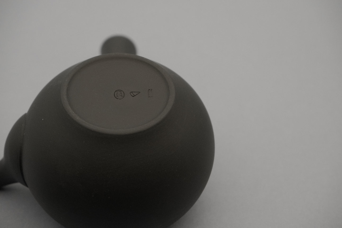Azmaya round black Tokoname ware yokote kyusu teapot of 225 ml made by Takasuke Toen in Aichi