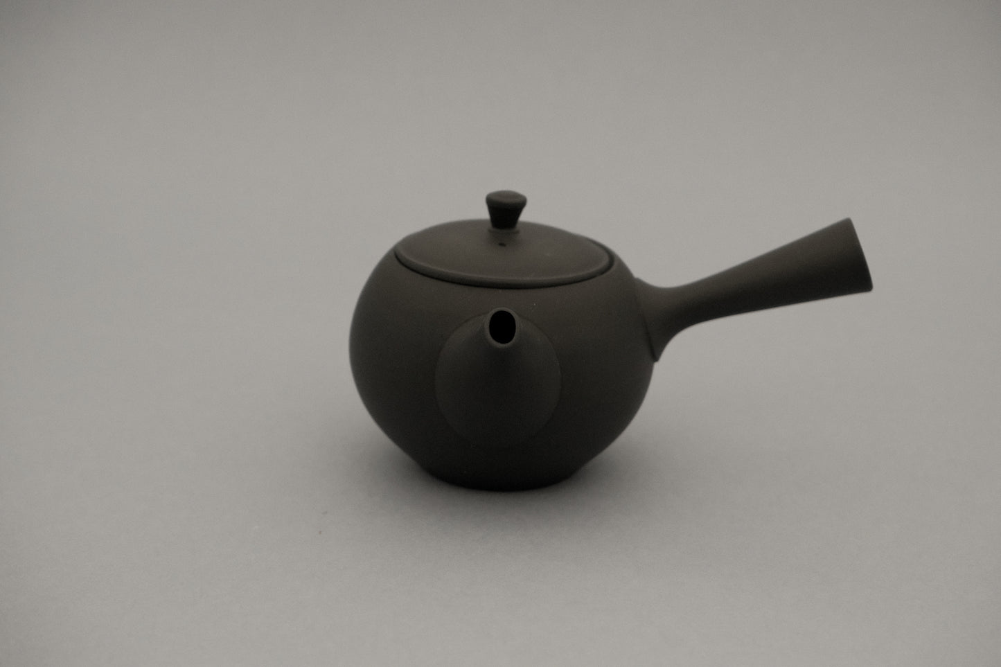 Azmaya round black Tokoname ware yokote kyusu teapot of 225 ml made by Takasuke Toen in Aichi