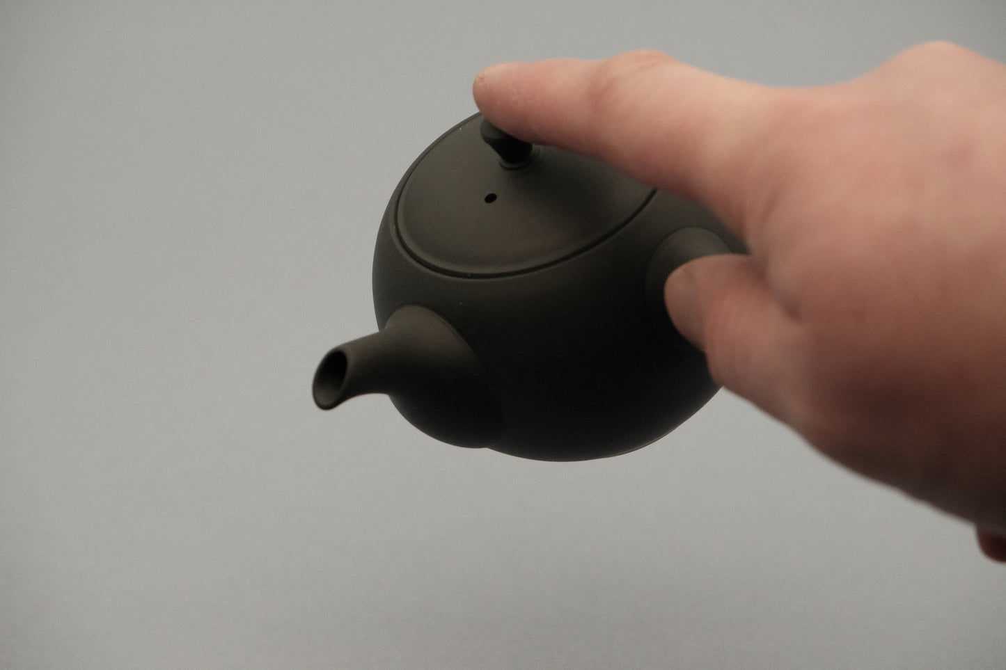 Azmaya round black Tokoname ware yokote kyusu teapot of 225 ml made by Takasuke Toen in Aichi