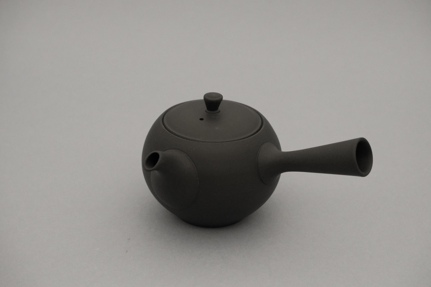 Azmaya round black Tokoname ware yokote kyusu teapot of 225 ml made by Takasuke Toen in Aichi