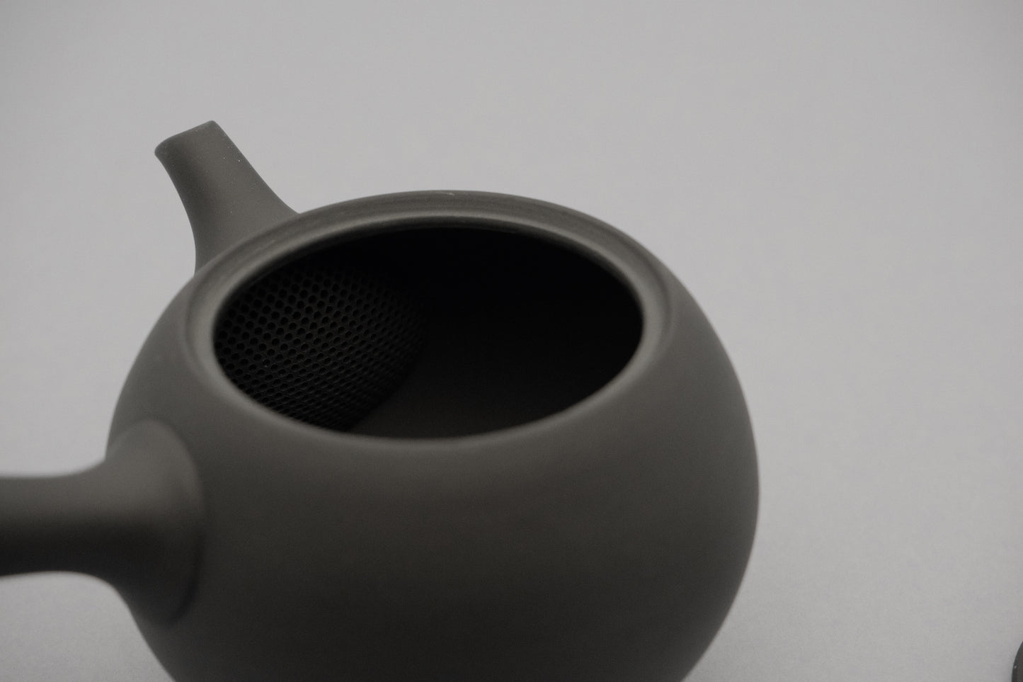 Azmaya round black Tokoname ware yokote kyusu teapot of 225 ml made by Takasuke Toen in Aichi