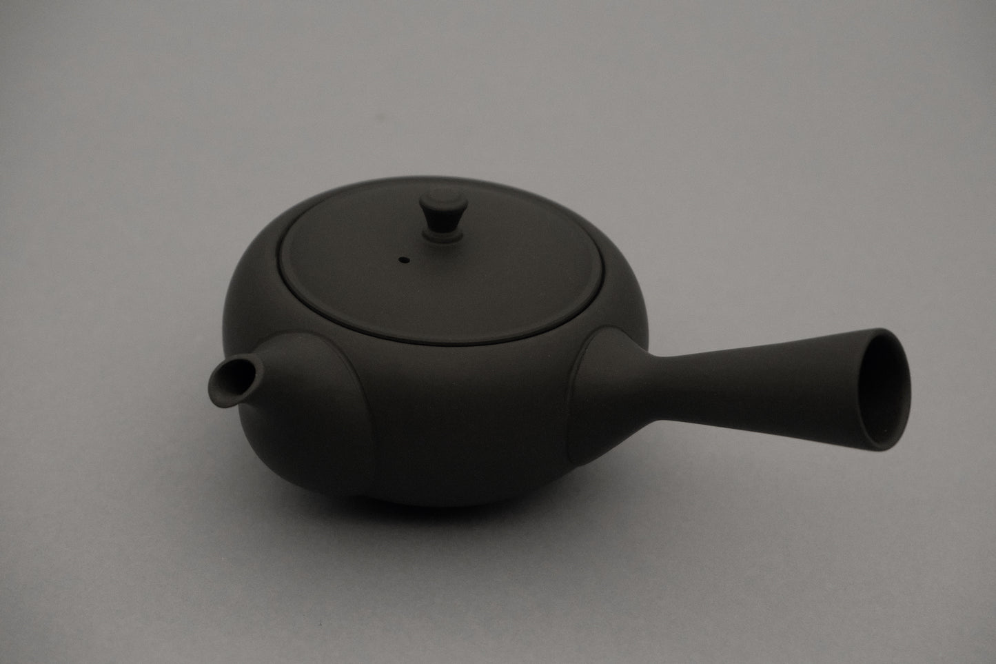 Azmaya flache schwarze Tokoname Ware Yokote Kyusu Teekanne mit 300 ml, hergestellt von Takasuke Toen in Aichi