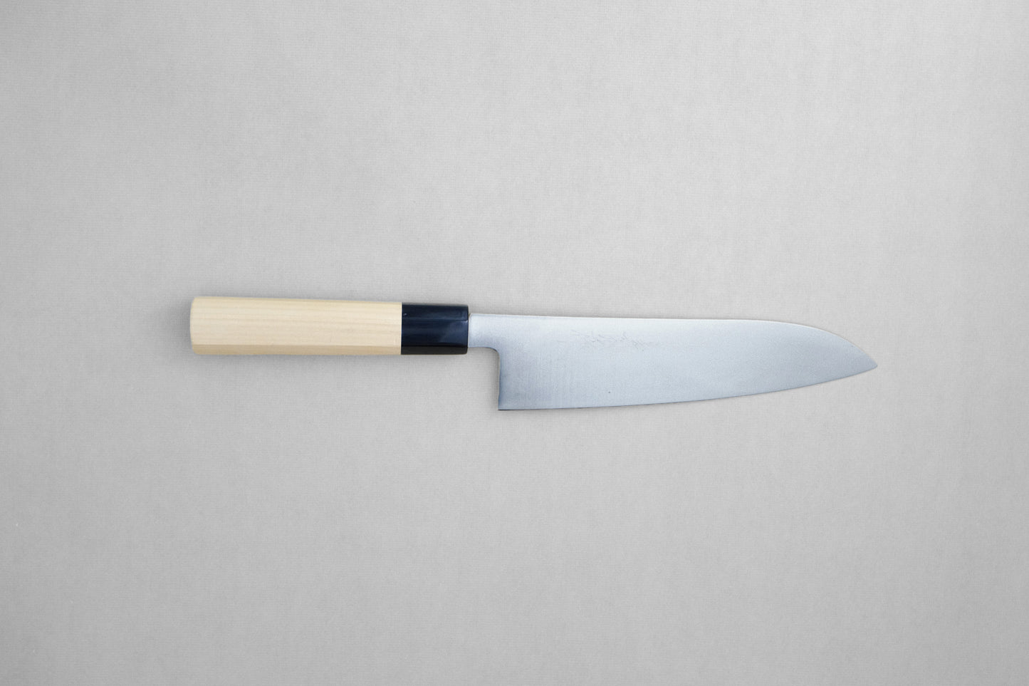 Yamawaki VG1 roestvrijstalen santoku 180 met een achthoekige ho-houten en buffelhoornen handgreep