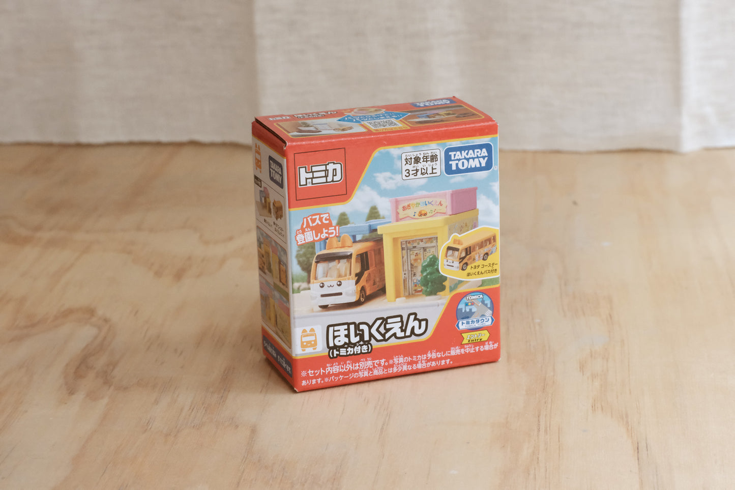 Speelgoedkleuterschool met Toyota Coaster-bus