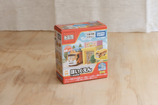 Speelgoedkleuterschool met Toyota Coaster-bus