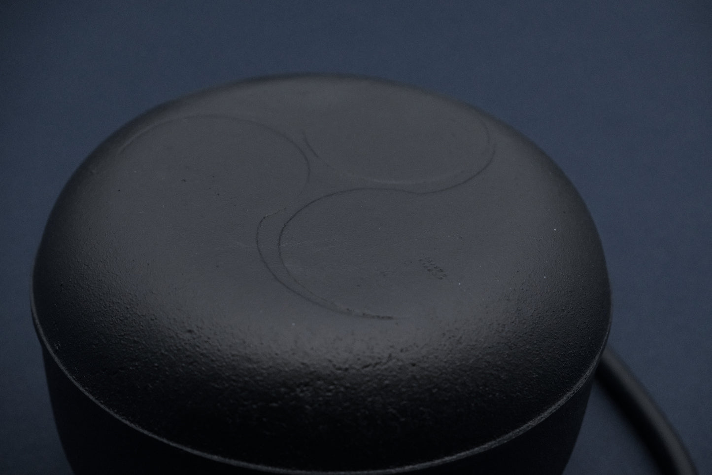 Azmaya Nambu tetsubin cast-iron kettle of 1 liter made by Oitomi in Iwate