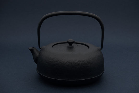 Azmaya Nambu tetsubin cast-iron kettle of 1,5 liter made by Oitomi in Iwate