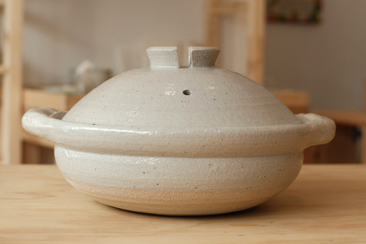 Azmaya Igayaki 24 cm donabe kleipot met een zwarte glazuur gemaakt in de Kōbō oven in Mie