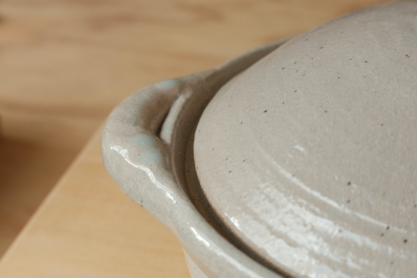 Azmaya Igayaki 24 cm donabe kleipot met een zwarte glazuur gemaakt in de Kōbō oven in Mie