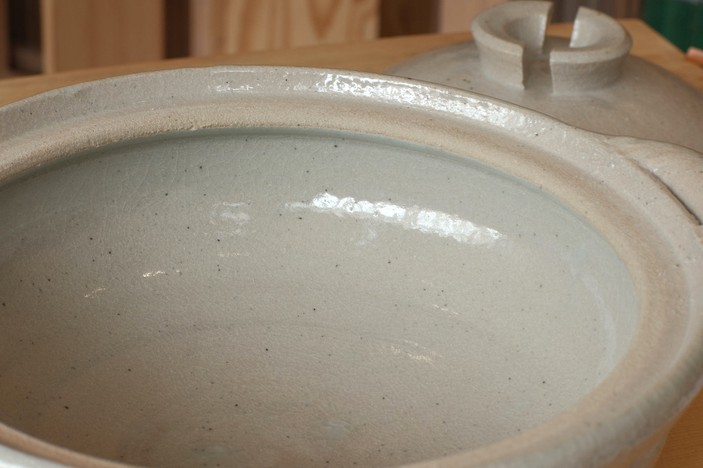 Azmaya Igayaki 24 cm donabe kleipot met een zwarte glazuur gemaakt in de Kōbō oven in Mie