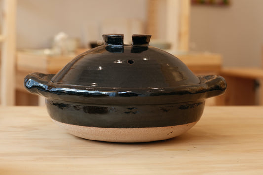 Azmaya Igayaki 24 cm donabe kleipot met een zwarte glazuur gemaakt in de Kōbō oven in Mie