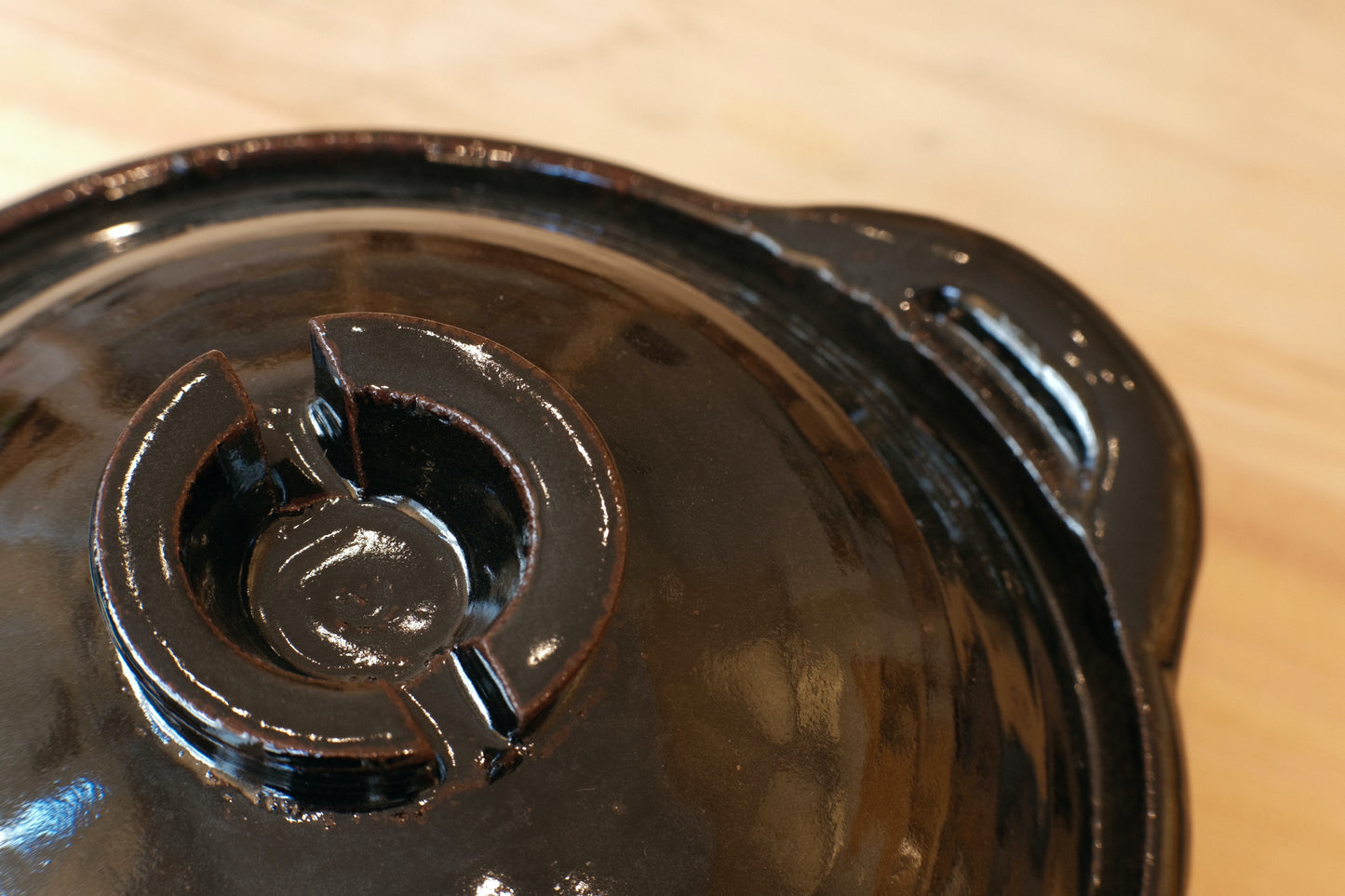 Azmaya Igayaki 24 cm donabe kleipot met een zwarte glazuur gemaakt in de Kōbō oven in Mie