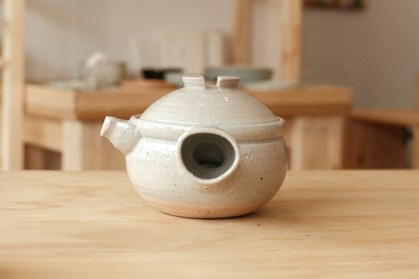 Azmaya Igayaki 24 cm donabe kleipot met een zwarte glazuur gemaakt in de Kōbō oven in Mie