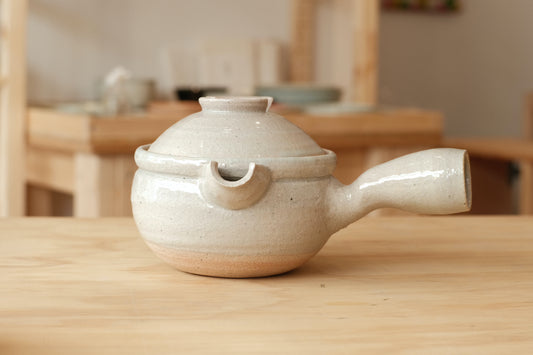 Azmaya Igayaki 24 cm donabe kleipot met een zwarte glazuur gemaakt in de Kōbō oven in Mie