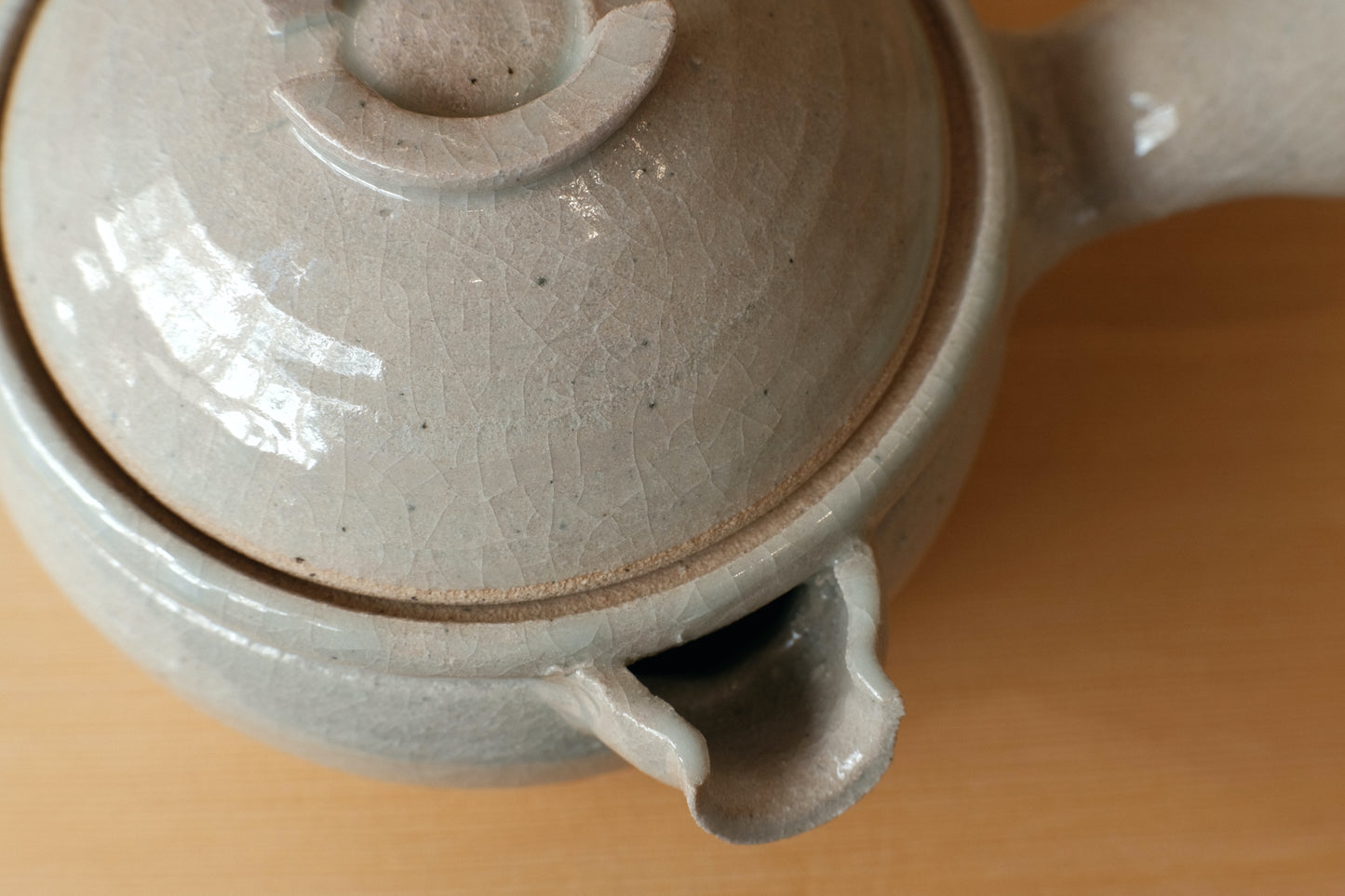 Azmaya Igayaki 24 cm donabe kleipot met een zwarte glazuur gemaakt in de Kōbō oven in Mie