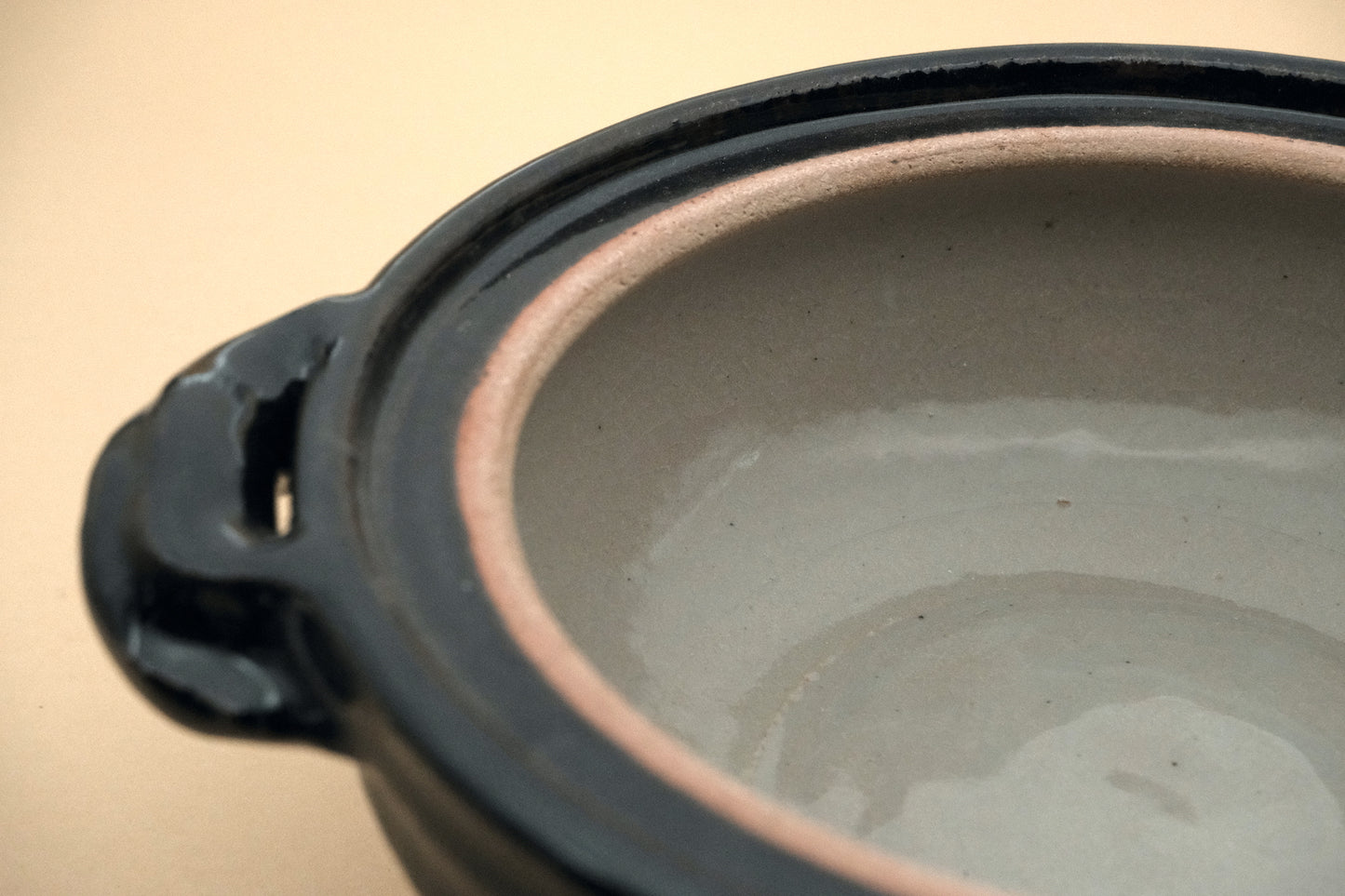 Azmaya Igayaki 24 cm donabe kleipot met een zwarte glazuur gemaakt in de Kōbō oven in Mie