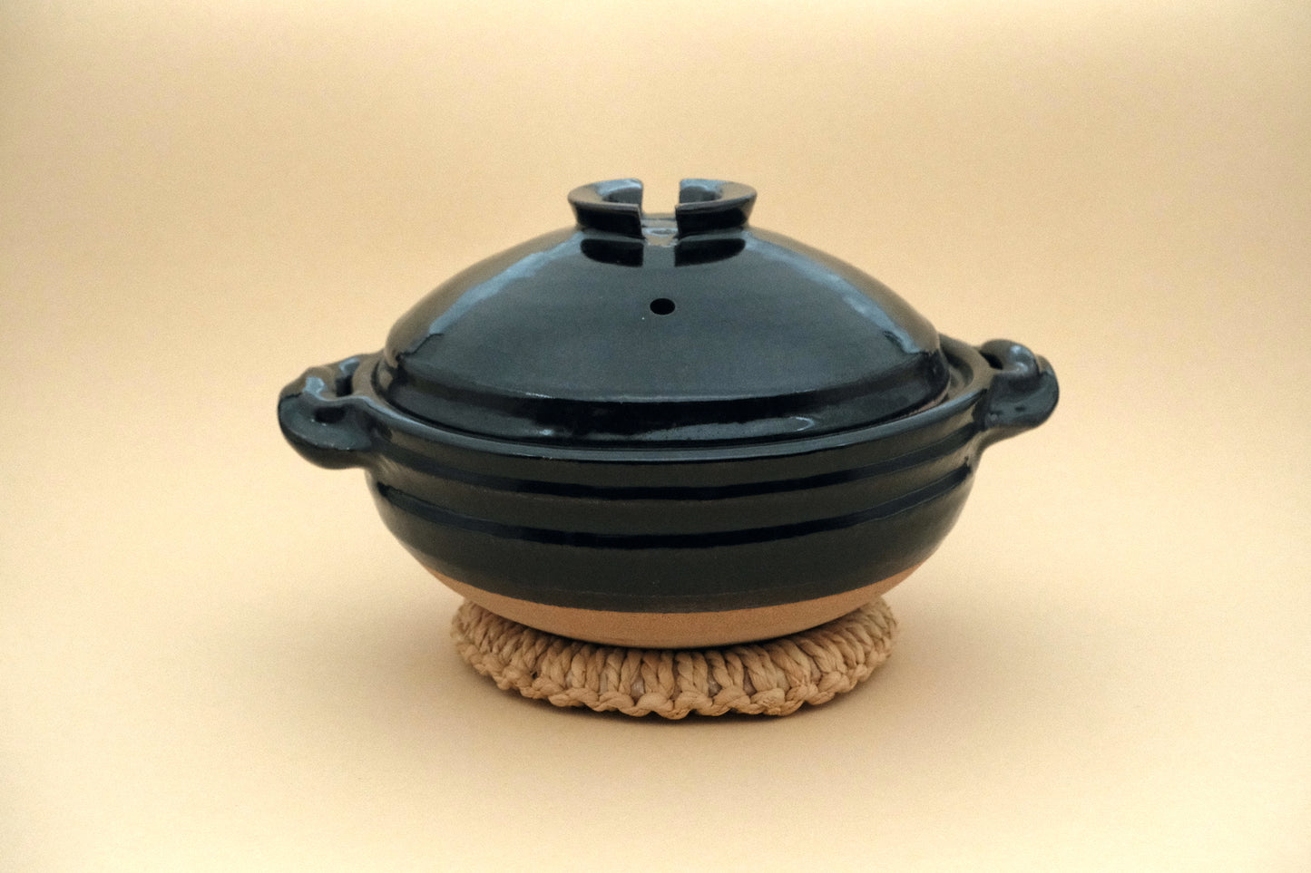 Azmaya Igayaki 24 cm donabe kleipot met een zwarte glazuur gemaakt in de Kōbō oven in Mie