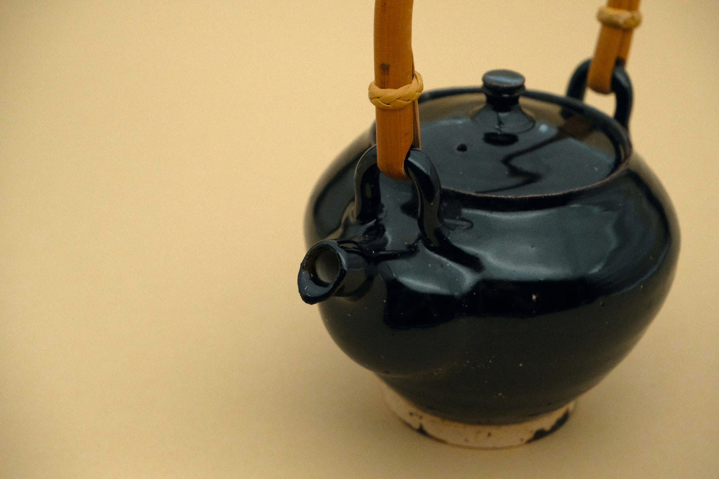 Azmaya Igayaki dobin theepot van 530 ml met een zwarte glazuur en een bamboe handvat gemaakt in de Kōbō oven in Mie