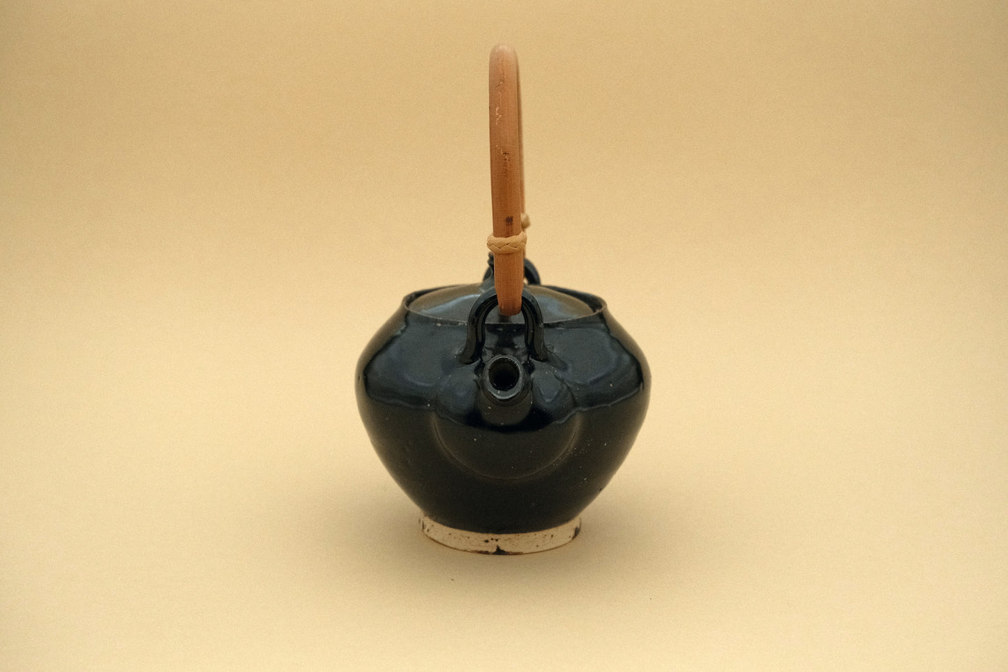 Azmaya Igayaki dobin theepot van 530 ml met een zwarte glazuur en een bamboe handvat gemaakt in de Kōbō oven in Mie