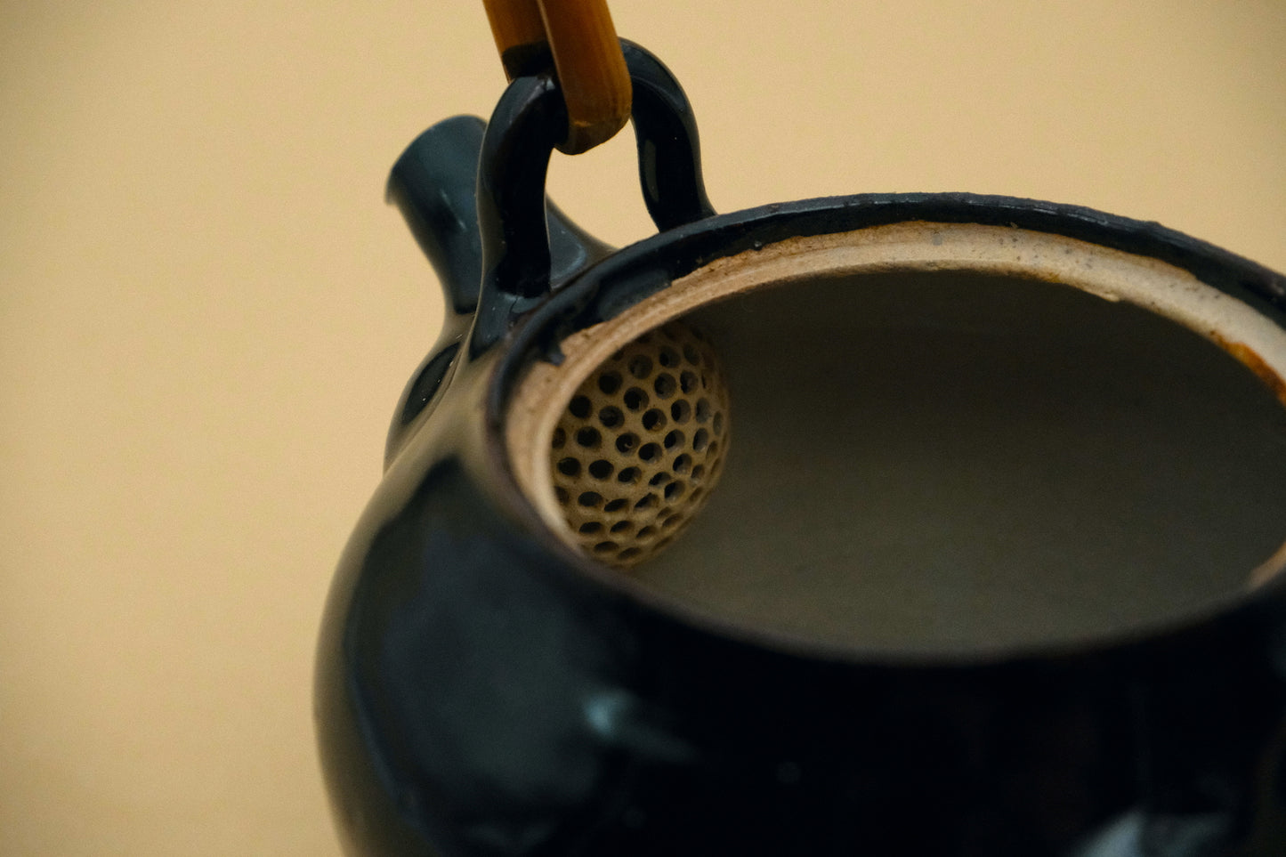 Azmaya Igayaki dobin theepot van 530 ml met een zwarte glazuur en een bamboe handvat gemaakt in de Kōbō oven in Mie