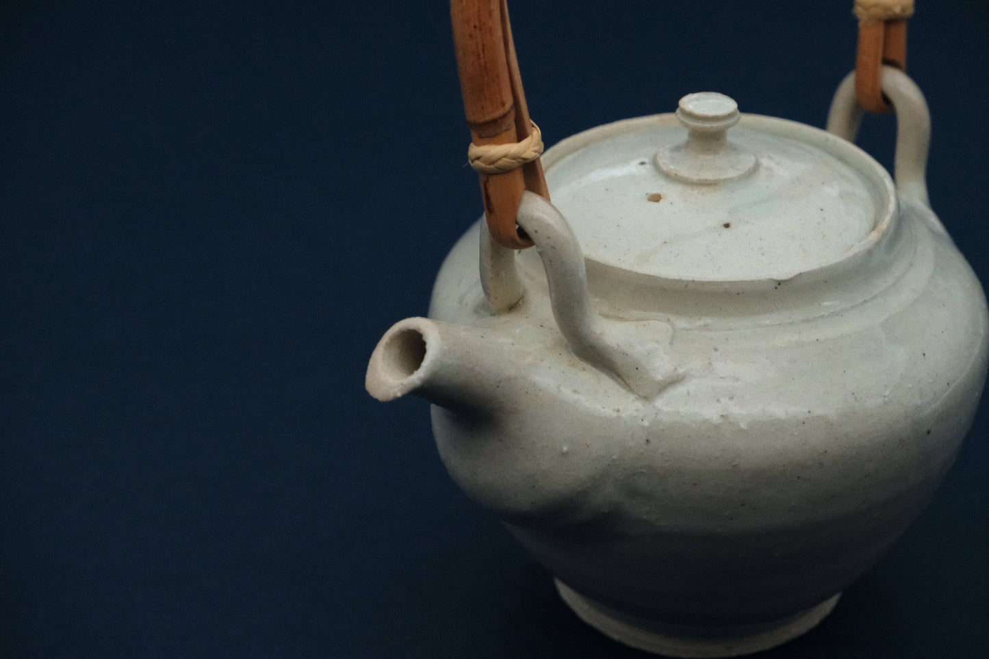 Azmaya Igayaki dobin theepot van 530 ml met een witte glazuur en een bamboe handvat gemaakt in de Kōbō oven in Mie