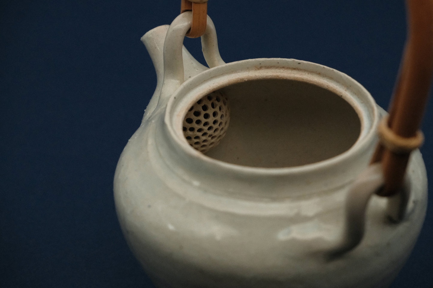 Azmaya Igayaki dobin theepot van 530 ml met een witte glazuur en een bamboe handvat gemaakt in de Kōbō oven in Mie