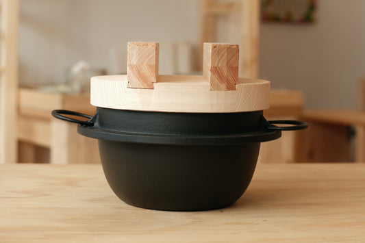 Kama rijstkoker van gietijzer met houten deksel