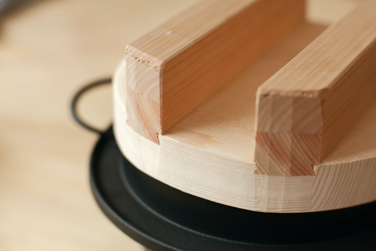 Kama rijstkoker van gietijzer met houten deksel