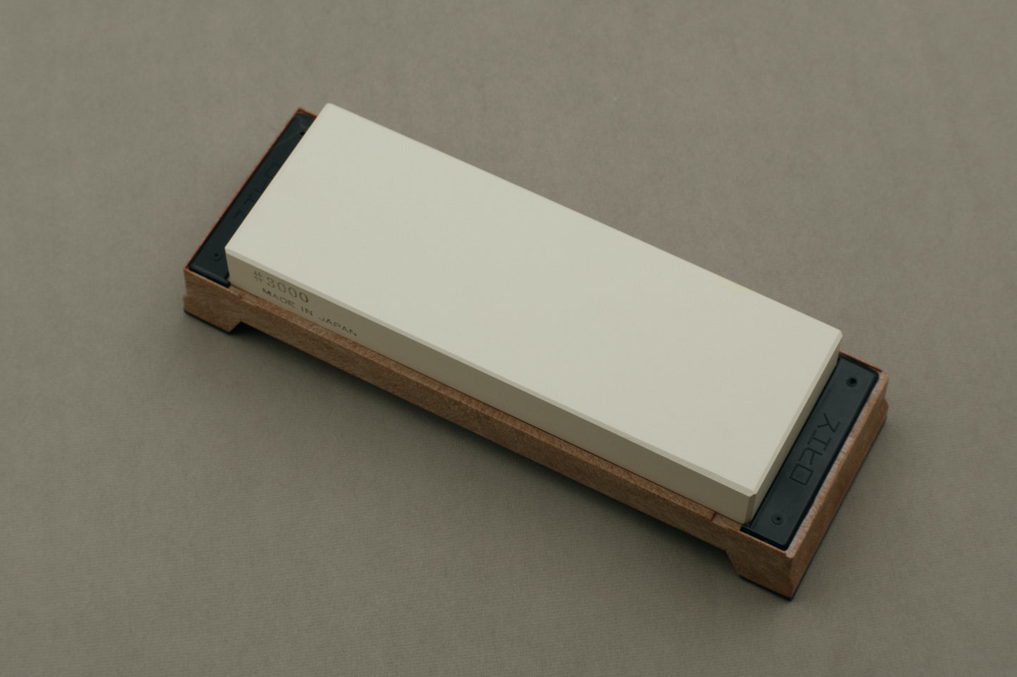 Suehiro 3000 whetstone with base